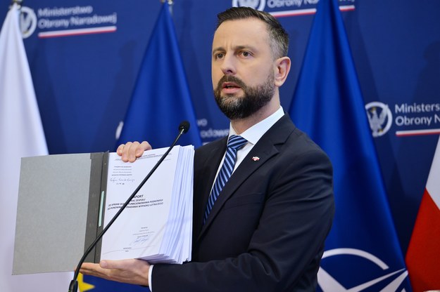 Minister obrony narodowej Władysław Kosiniak-Kamysz podczas prezentacji raportu zespołu ds. oceny funkcjonowania podkomisji smoleńskiej /Przemysław Piątkowski /PAP