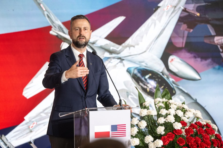 Minister obrony narodowej Władysław Kosiniak-Kamysz podczas uroczystości podpisania umowy na kompleksową modernizację całej floty polskich wielozadaniowych samolotów bojowych F-16 /PAP/Tytus Żmijewski /PAP