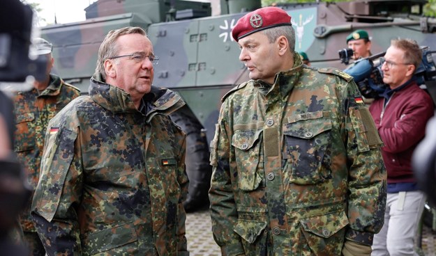 Minister obrony Niemiec (L) Boris Pistorius i inspektor wojsk lądowych generał porucznik Alfons Mais (P) /Daniel Löb /PAP/DPA