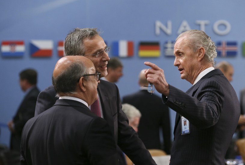 Minister obrony Portugalii Jose Alberto Azeredo Lopes, sekretarz generalny NATO Jens Stoltenberg i hiszpański minister obrony Pedro Morenes na spotkaniu w Brukseli /EPA/OLIVIER HOSLET /PAP/EPA