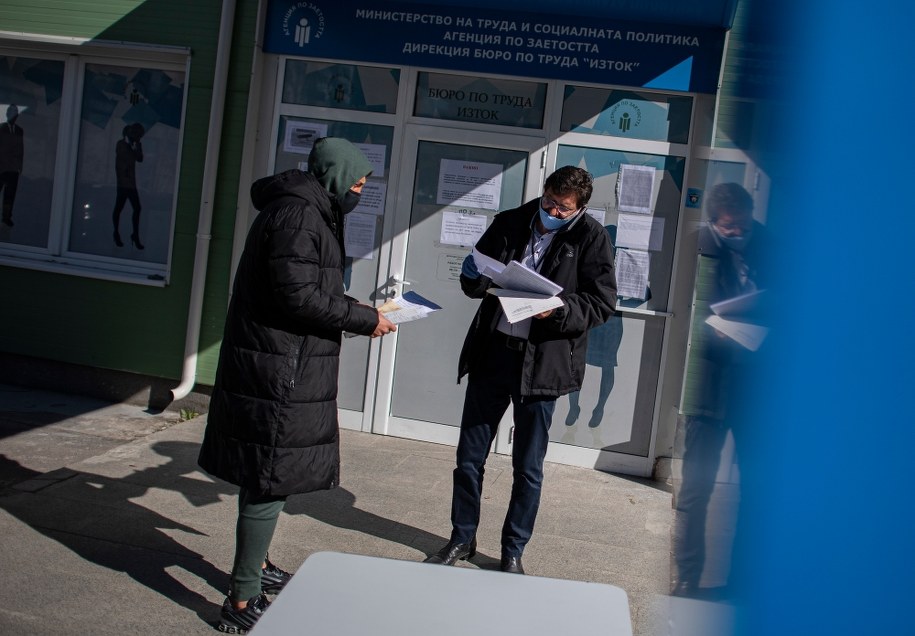 Minister podała, że w urzędach pracy, przed którymi tworzą się ogromne kolejki, powstaje napięcie /VASSIL DONEV /PAP/EPA