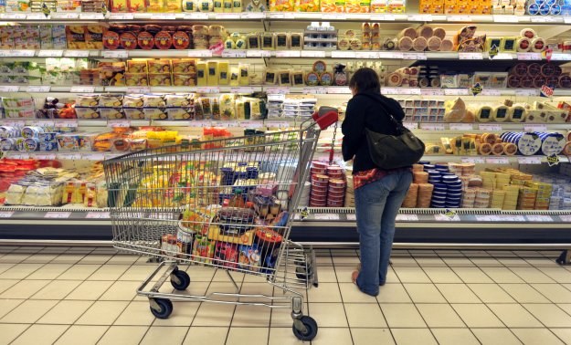 Minister pracy Jolanta Fedak chce, by główny inspektor pracy przeprowadził kontrolę w supermarketach /AFP