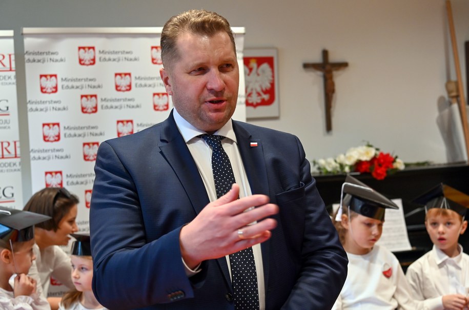 Minister Przemysław Czarnek podczas otwarcia oddziału dla dzieci w wieku 3-6 lat i pasowania klas pierwszych Szkoły Polskiej im. gen. Stefana Grota – Roweckiego przy Ambasadzie RP w Berlinie /	Marcin Bielecki   /PAP