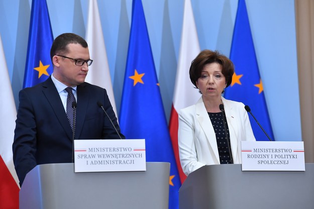 Minister rodziny i polityki społecznej Marlena Maląg i sekretarz stanu w Ministerstwie Spraw Wewnętrznych i Administracji, pełnomocnik rządu ds. uchodźców wojennych z Ukrainy Paweł Szefernaker. /Piotr Nowak /PAP