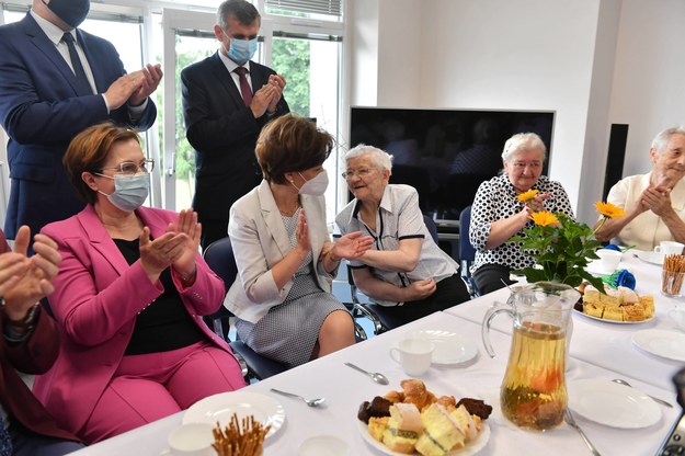 Minister Rodziny i Polityki Społecznej Marlena Maląg podczas spotkania z seniorami /	Grzegorz Michałowski   /PAP