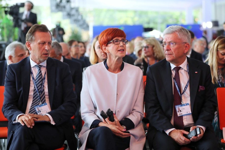 Minister rodziny, pracy i polityki społecznej Elżbieta Rafalska, marszałek Senatu Stanisław Karczewski (po prawej) i marszałek województwa małopolskiego Jacek Krupa (po lewej) podczas XXVIII Forum Ekonomicznego w Krynicy-Zdroju / 	Grzegorz Momot    /PAP