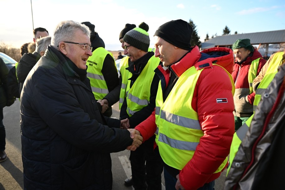 Minister rolnictwa i rozwoju wsi Czesław Siekierski spotkał się z protestującymi rolnikami z „Podkarpackiej oszukanej wsi” przed przejściem granicznym w Medyce. /Darek Delmanowicz /PAP