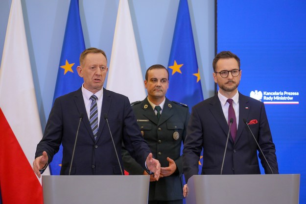 Minister rolnictwa i rozwoju wsi Robert Telus (L) i minister rozwoju i technologii Waldemar Buda (P) podczas konferencji prasowej /Paweł Supernak /PAP