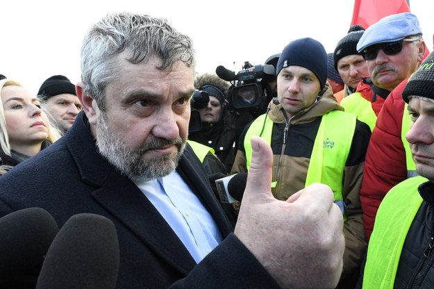 Minister rolnictwa Jan Krzysztof Ardanowski  rozmawia z protestującymi na A2 /Jacek Turczyk /PAP