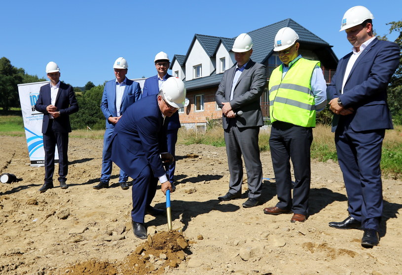 Minister rozpoczął budowę... /Grzegorz Momot /PAP