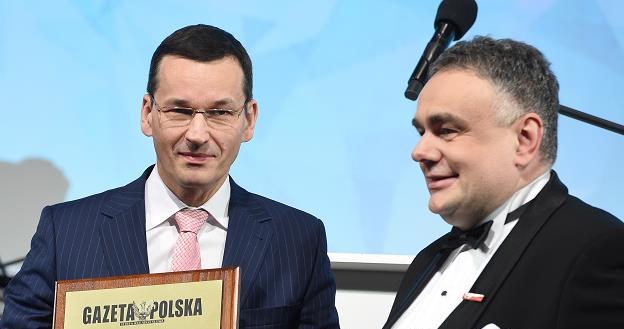 Minister rozwoju, finansów Mateusz Morawiecki (L) i naczelny "Gazety Polskiej" Tomasz Sakiewicz /PAP