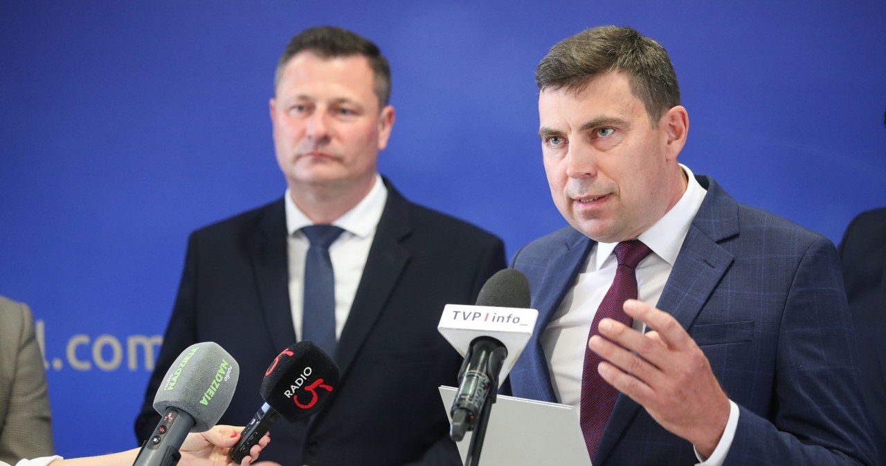Minister rozwoju i technologii Krzysztof Paszyk (L) i prezes Spółdzielni Mleczarskiej Mlekpol Tadeusz Mroczkowski (P) /Artur Reszko /PAP