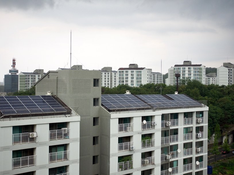 Minister rozwoju i technologii Waldemar Buda wskazał, że osoby korzystające z paneli słonecznych w blokach będą mogły odebrać pieniądze pochodzące z nadwyżki produkcji energii /123rf.com /123RF/PICSEL