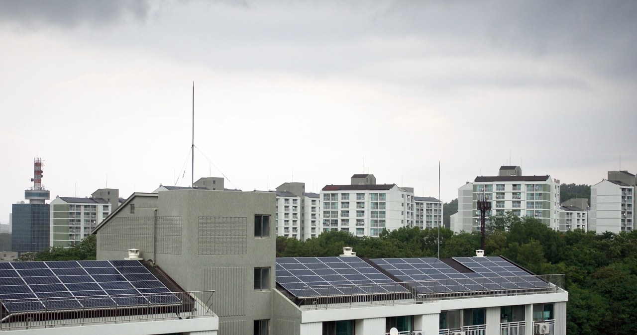 Minister rozwoju i technologii Waldemar Buda wskazał, że osoby korzystające z paneli słonecznych w blokach będą mogły odebrać pieniądze pochodzące z nadwyżki produkcji energii /123rf.com /123RF/PICSEL