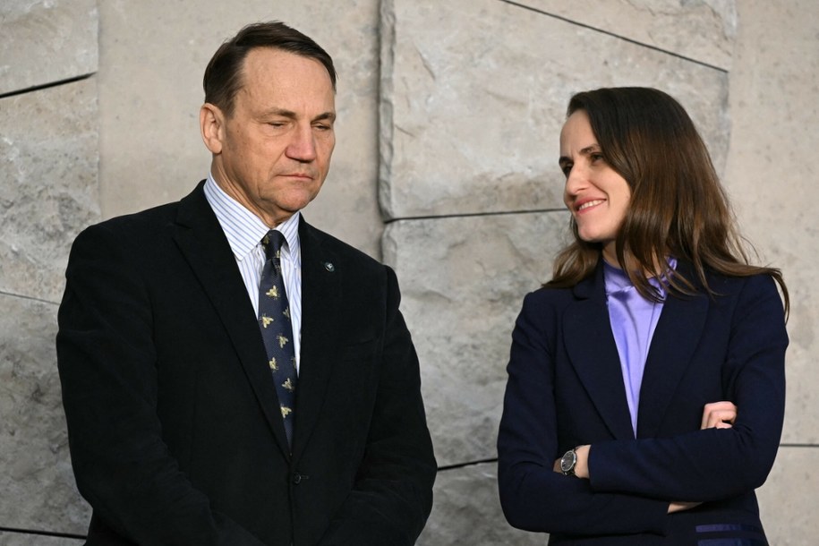 Minister Sikorski na spotkaniu szefów dyplomacji krajów NATO. Po prawej stronie Oana-Silvia Toiu - szefowa rumuńskiego MSZ /NICOLAS TUCAT/AFP/East News /East News