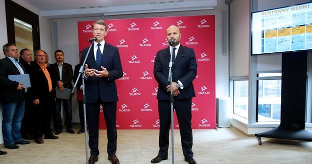 Minister skarbu Andrzej Czerwiński (L) i prezes Tauron Polska Energia Jerzy Kurella (P) /PAP