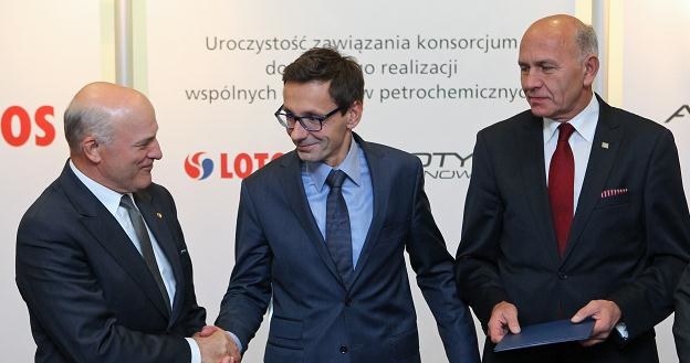 Minister Skarbu Budzanowski (C), prezes ZA w Tarnowie Marciniak (P) prezes Lotos S.A. Olechowicz (L) /PAP