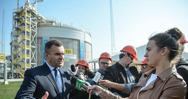 Minister skarbu Włodzimierz Karpiński (L) rozmawia z dziennikarzami /PAP