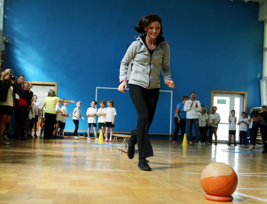 Minister sportu i turystyki Joanna Mucha podczas inauguracji akcji "WF z klasą" w warszawskiej Szkole Podstawowej Nr.53 /Tomasz Gzell /PAP