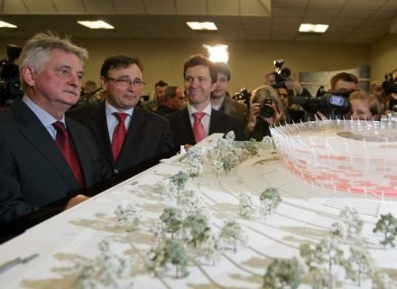 Minister sportu i turystyki Mirosław Drzewiecki (z lewej) /AFP