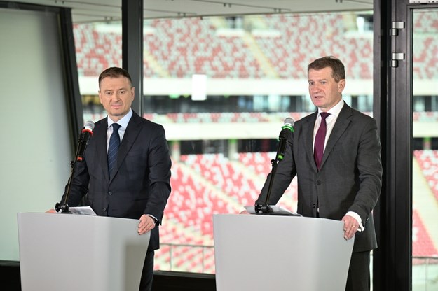 Minister sportu i turystyki Sławomir Nitras podczas konferencji prasowej z udziałem sekretarza stanu w ministerstwie sportu Ireneusza Rasia na stadionie PGE Narodowym w Warszawie /Marcin Kmieciński /PAP