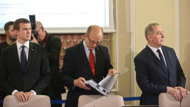 Minister sportu Witold Bańka, minister zdrowia Konstanty Radziwiłł, szef komitetu stałego Rady Ministrów Henryk Kowalczyk /Rafał Guz /PAP