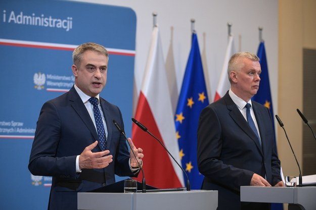 Minister spraw wewnętrznych i administracji, koordynator służb specjalnych Tomasz Siemoniak (P) i wicepremier, minister cyfryzacji Krzysztof Gawkowski /Marcin Obara /PAP