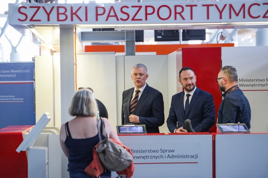 Minister spraw wewnętrznych i administracji, koordynator służb specjalnych Tomasz Siemoniak (2L) oraz wiceminister Tomasz Szymański (2P) podczas konferencji prasowej na terenie Lotniska Chopina w Warszawie /Tomasz Gzell /PAP