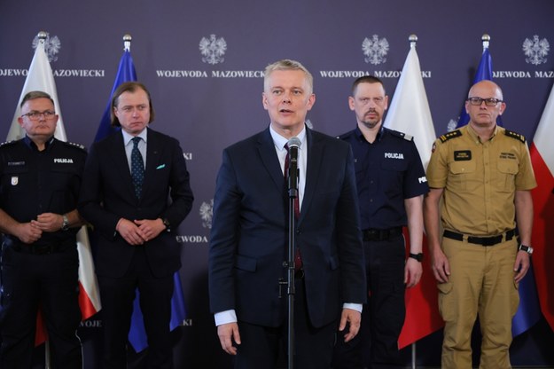 Minister spraw wewnętrznych i administracji, koordynator służb specjalnych Tomasz Siemoniak (C), wojewoda mazowiecki Mariusz Frankowski (2L), zastępca Komendanta Głównego PSP bryg. mgr inż. Paweł Frysztak (P), komendant główny Policji nadinsp. Marek Boroń (2P), oraz I zastępca komendanta wojewódzkiego Policji zs. w Radomiu insp. Piotr Janik (L) podczas konferencji prasowej po odprawie ze służbami w siedzibie Mazowieckiego Urzędu Wojewódzkiego w Warszawie