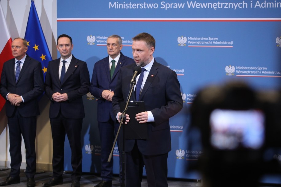 Minister spraw wewnętrznych i administracji Marcin Kierwiński (P) oraz wiceministrowie spraw wewnętrznych i administracji: Czesław Mroczek (L), Wiesław Szczepański (3L) i Tomasz Szymański (2L) na konferencji prasowej w siedzibie MSWiA /Albert Zawada /PAP