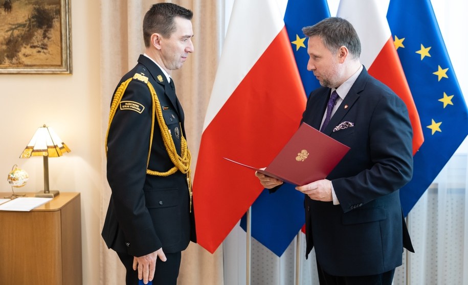 Minister spraw wewnętrznych i administracji Marcin Kierwiński wręczył nadbrygadierowi Mariuszowi Feltynowskiemu powołanie na Komendanta Głównego Państwowej Straży Pożarnej /@MSWiA_GOV_PL (X) /