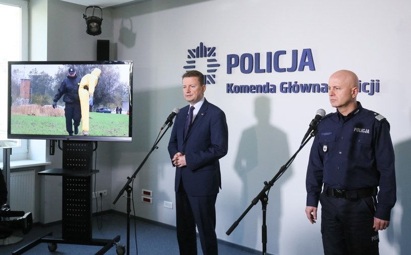 Minister spraw wewnetrznych i administracji Mariusz Błaszczak i komendant główny policji nadinspektor Jarosław Szymczyk podczas konferencji prasowej nt. działalności zespołów Archiwum X. /Paweł Suparnak /PAP
