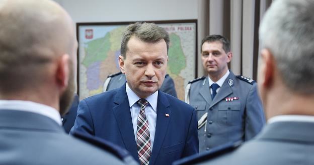 Minister spraw wewnętrznych i administracji Mariusz Błaszczak (C) /PAP