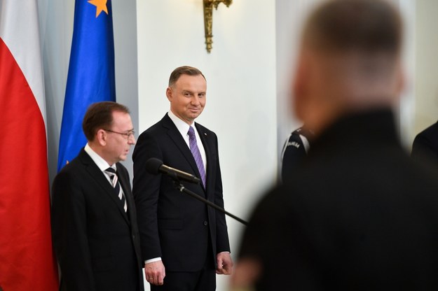 Minister spraw wewnętrznych i administracji Mariusz Kamiński (L) i prezydent RP Andrzej Duda (P) - zdjęcie archiwalne /Radek Pietruszka /PAP