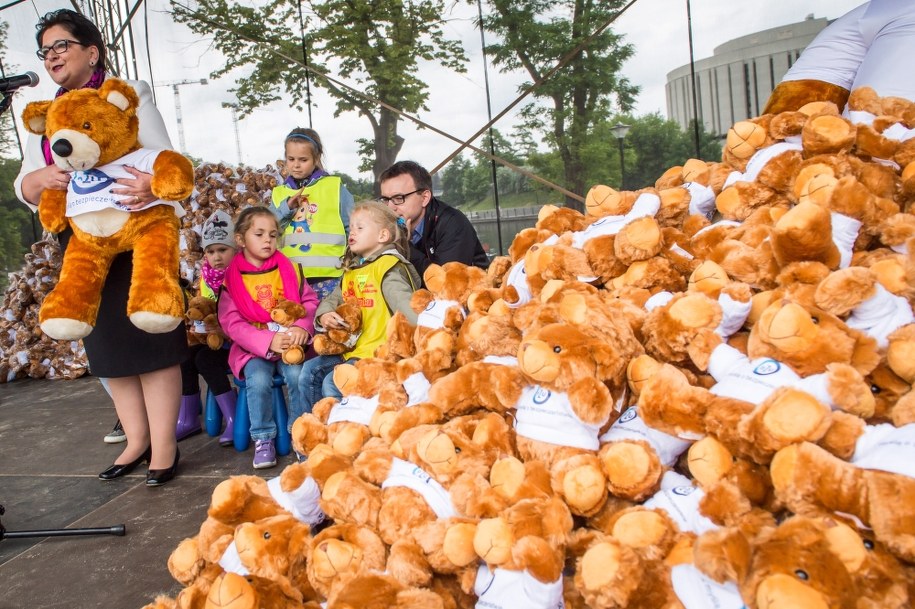 Minister spraw wewnętrznych Teresa Piotrowska (L), podczas przekazania maskotek Miś Ratownik policjantom, strażakom i ratownikom medycznym /Tytus Żmijewski /PAP