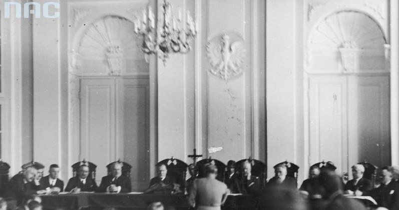 Minister spraw wojskowych Józef Piłsudski (stoi tyłem) podczas składania zeznań przed Trybunałem Stanu w sprawie byłego ministra skarbu Gabriela Czechowicza /Z archiwum Narodowego Archiwum Cyfrowego