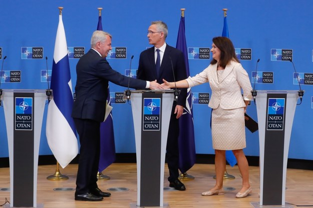 Minister spraw zagranicznych Finlandii Pekka Haavisto i szefowa szwedzkiego MSZ Ann Linde z sekretarzem generalnym NATO Jensem Stoltenbergiem /STEPHANIE LECOCQ  /PAP/EPA