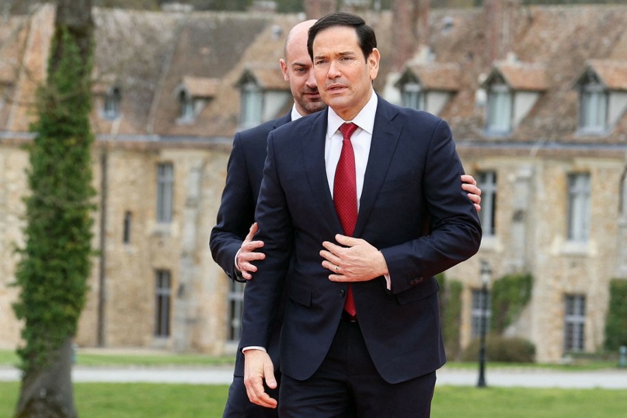 Minister Spraw Zagranicznych Francji Jean-Noel Barrot (z lewej) wita Sekretarza Stanu USA Marco Rubio podczas spotkania ministrów spraw zagranicznych G7 /ALAIN JOCARD/AFP/East News /East News