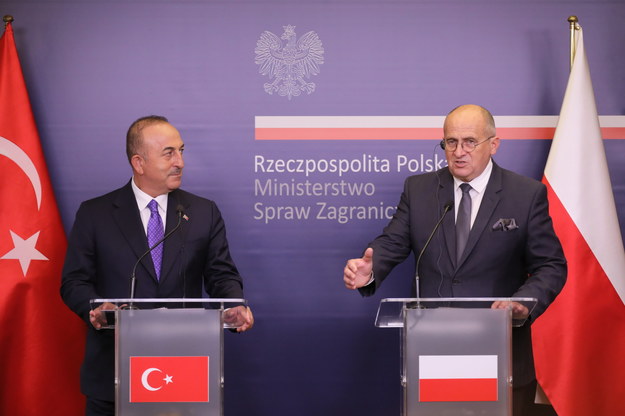 Minister spraw zagranicznych Polski Zbigniew Rau (P) oraz minister spraw zagranicznych Turcji Mevlut Cavusoglu (L) podczas konferencji prasowej w centrum prasowym MSZ w Warszawie / 	Paweł Supernak   /PAP