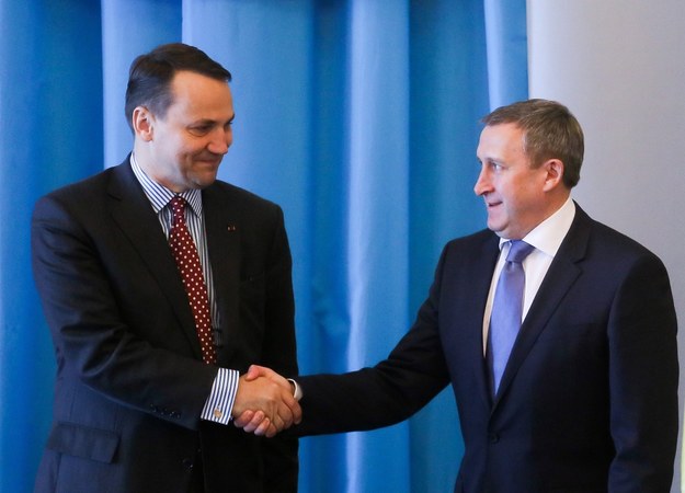 Minister spraw zagranicznych Radosław Sikorski (L) i minister spraw zagranicznych Ukrainy Andrij Deszczyca (P) /Paweł Supernak /PAP