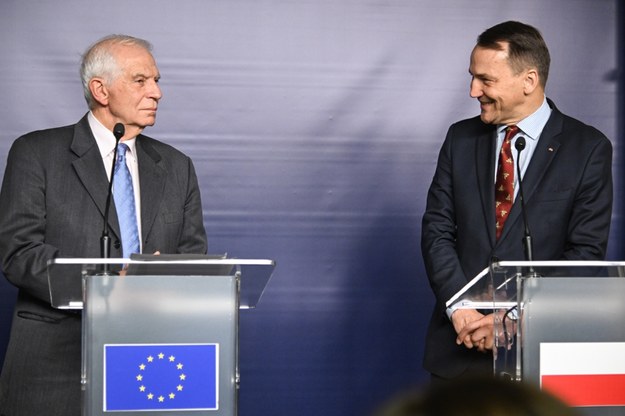 Minister spraw zagranicznych Radosław Sikorski (P) i wysoki przedstawiciel Unii Europejskiej do spraw zagranicznych i polityki bezpieczeństwa, wiceprzewodniczący Komisji Europejskiej Josep Borrell (L) /Radek Pietruszka /PAP