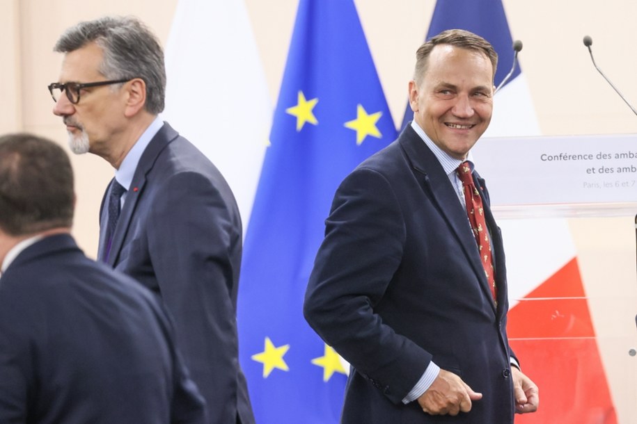 Minister spraw zagranicznych Radosław Sikorski po Naradzie Ambasadorów Francji w Paryżu /Leszek Szymański /PAP