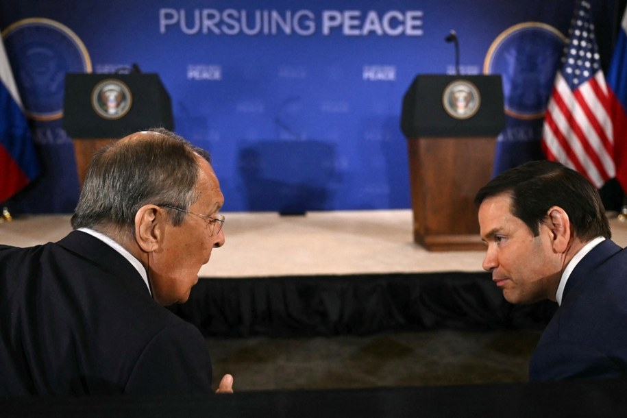 Minister spraw zagranicznych Rosji Siergiej Ławrow (L), sekretarz stanu USA Marco Rubio (P) podczas spotkania Donalda Trumpa i Władimira Putina na Alasce w sierpniu 2025 r. /ANDREW CABALLERO-REYNOLDS/AFP /East News