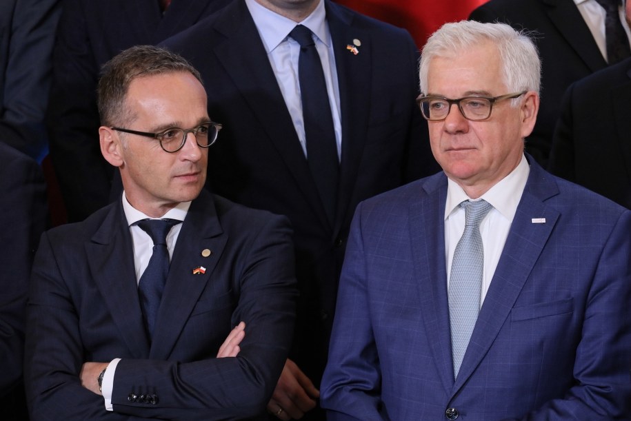 Minister spraw zagranicznych RP Jacek Czaputowicz i minister spraw zagranicznych Niemiec Heiko Maas  podczas pamiątkowego zdjęcia delegacji w KPRM w Warszawie /Paweł Supernak /PAP