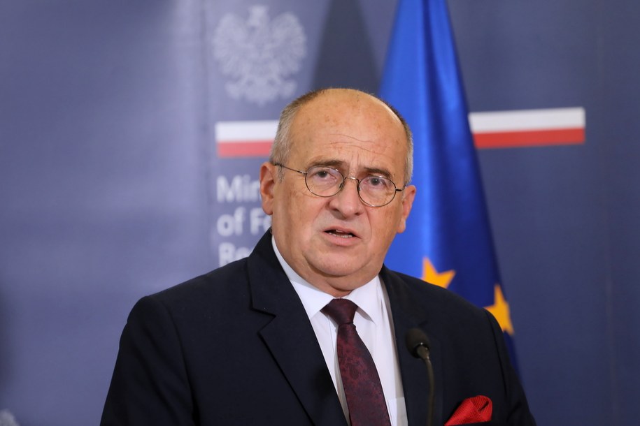 Minister spraw zagranicznych RP Zbigniew Rau podczas konferencji prasowej w siedzibie Ministerstwa Spraw Zagranicznych w Warszawie /Albert Zawada /PAP