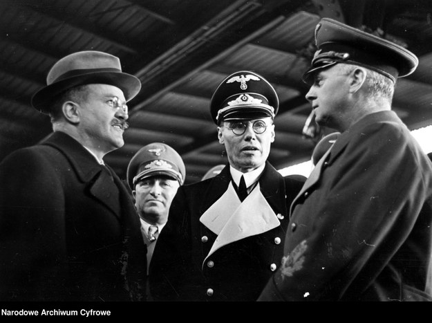 Minister spraw zagranicznych Rzeszy Joachim von Ribbentrop (pierwszy z prawej) żegna się z komisarzem ludowym Wiaczesławem Mołotowem 14.11.1940 /Narodowe Archiwum Cyfrowe /