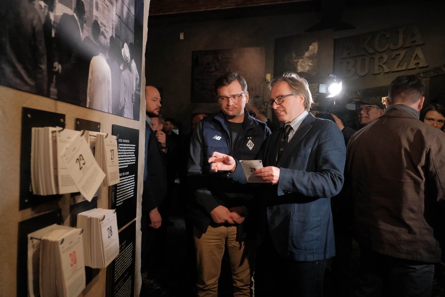 Minister spraw zagranicznych Ukrainy Dmytro Kułeba (C-L) podczas wizyty w stołecznym Muzeum Powstania Warszawskiego /Mateusz Marek /PAP