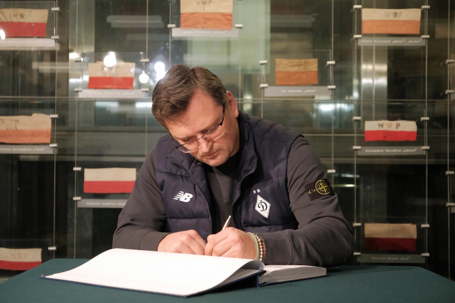 Minister spraw zagranicznych Ukrainy Dmytro Kułeba podczas wizyty w stołecznym Muzeum Powstania Warszawskiego /Mateusz Marek /PAP