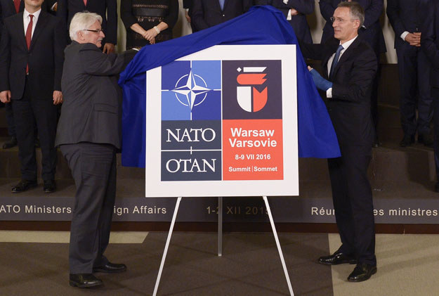 Minister spraw zagranicznych Witold Waszczykowski i sekretarz generalny NATO Jens Stoltenberg prezentują logo szczytu w Warszawie /AFP