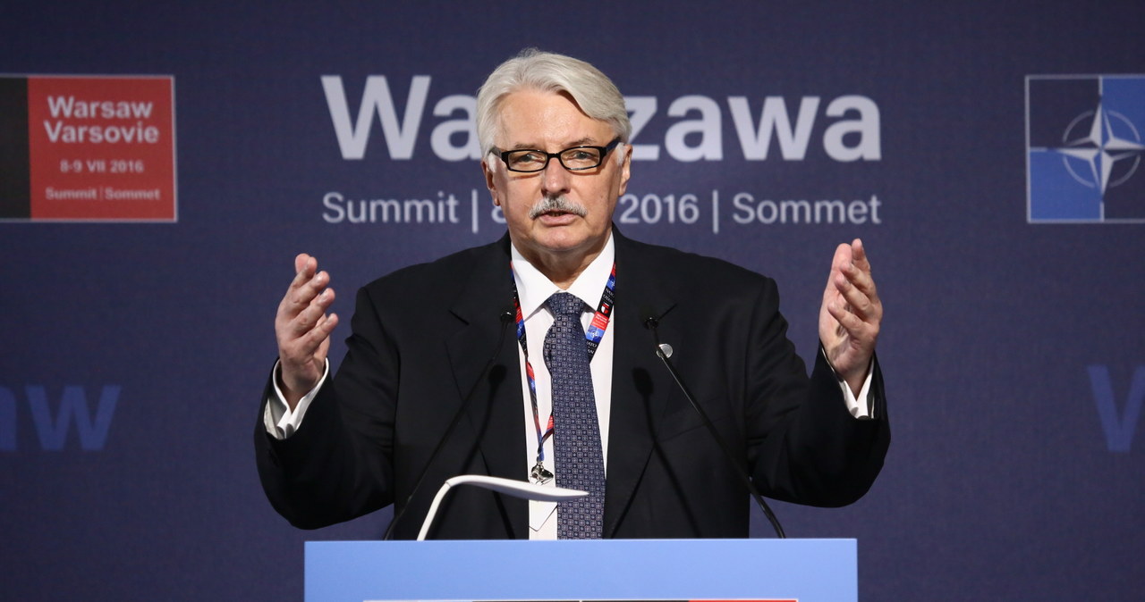 Minister spraw zagranicznych Witold Waszczykowski podczas konferencji prasowej na stadionie PGE Narodowy /Leszek Szymański /PAP